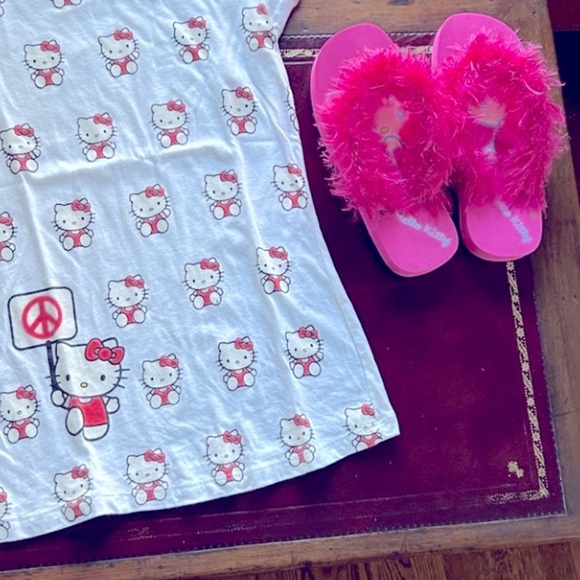 Hello Kitty Feathered Flip Flops Size 7 8 SET PEACE Hello Kitty White T Shirt  M - Picture 1 of 16